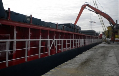 Cargo handling in a seaport
